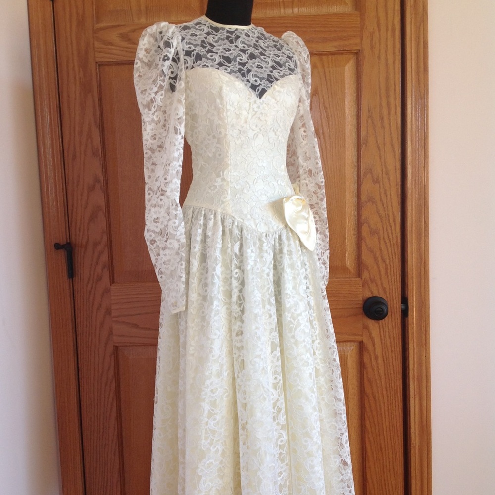 Vintage long sleeves open back bow lace dress EUC